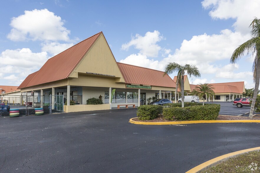 3580-3598 Evans Ave, Fort Myers, FL à louer - Photo principale – Image 1 sur 8