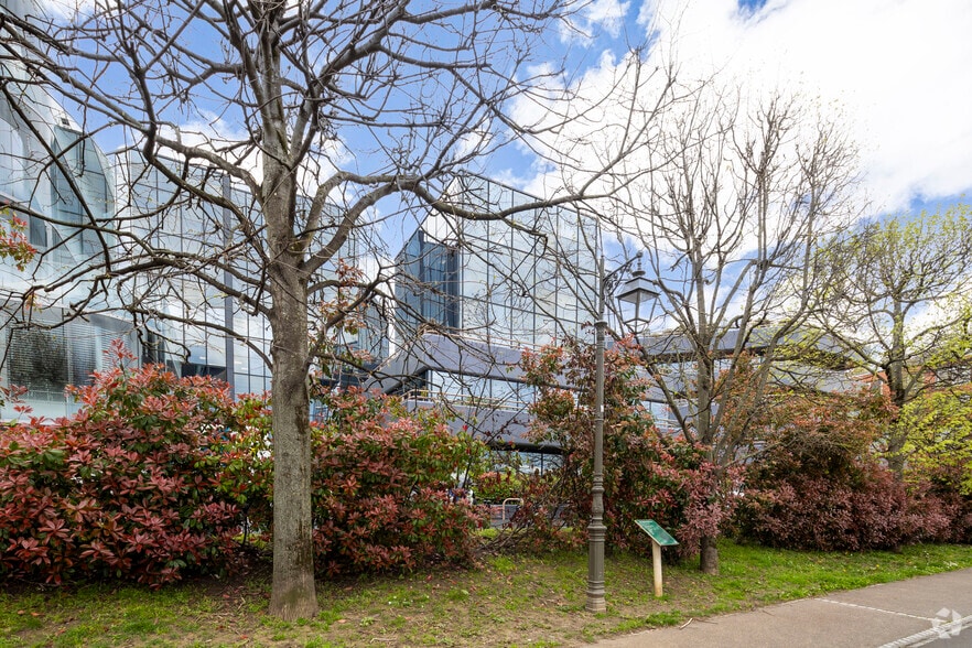 Bureau dans Suresnes à louer - Photo de l’immeuble – Image 3 sur 3