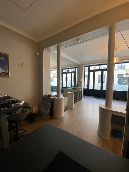 Local commercial dans Paris à louer - Photo de l’immeuble – Image 3 sur 9