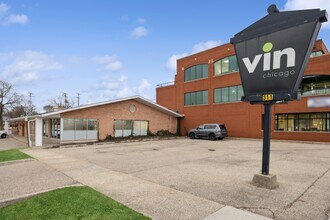 311 E Main St, Barrington, IL à louer Photo de l’immeuble– Image 1 sur 7