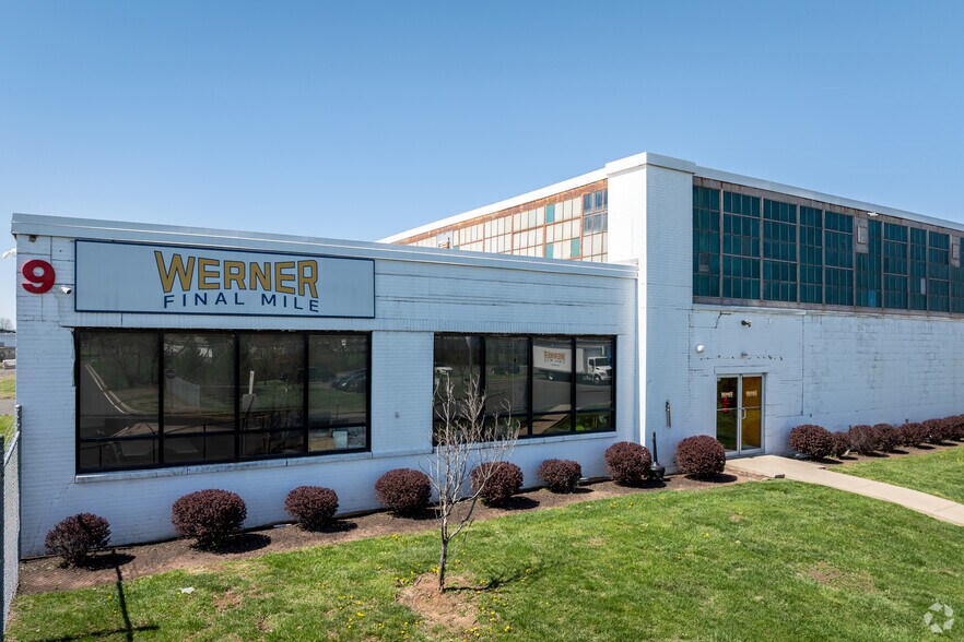 9 Finderne Ave, Bridgewater, NJ à louer - Photo de l’immeuble – Image 3 sur 8