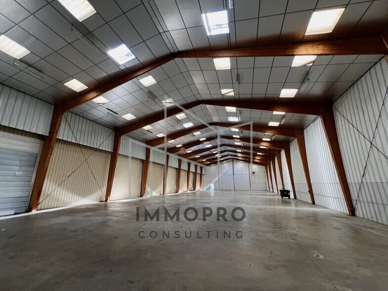 Local d'activités dans La Saussaye à vendre - Photo de l’immeuble – Image 3 sur 10