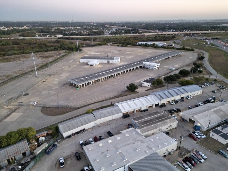 1501 N Walton Walker Blvd, Dallas, TX à louer - Photo de l’immeuble – Image 3 sur 8