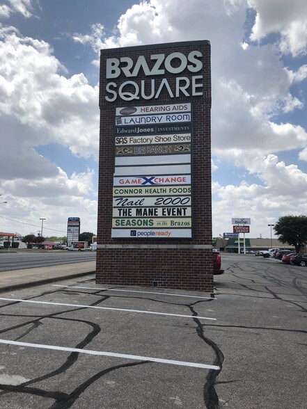 1411 N Valley Mills Dr, Waco, TX à louer - Photo principale – Image 1 sur 4