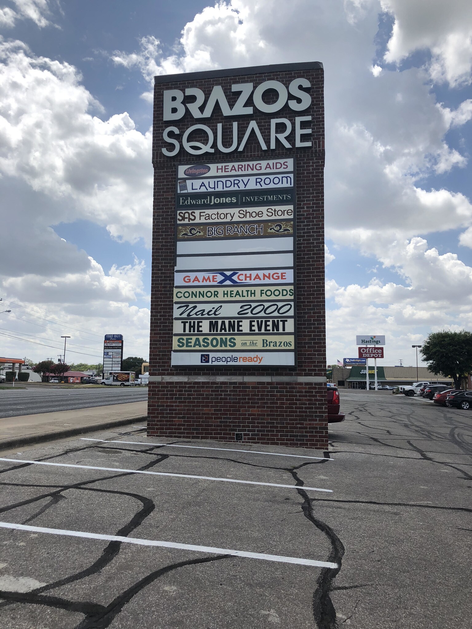 1411 N Valley Mills Dr, Waco, TX à louer Photo principale– Image 1 sur 5