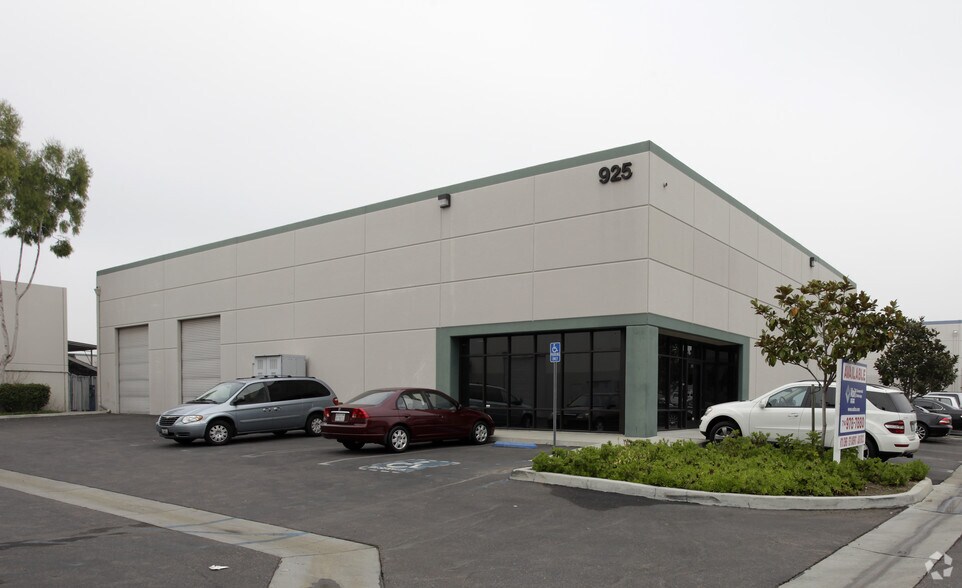 925 E Orangefair Ln, Anaheim, CA à louer - Photo de l’immeuble – Image 3 sur 3