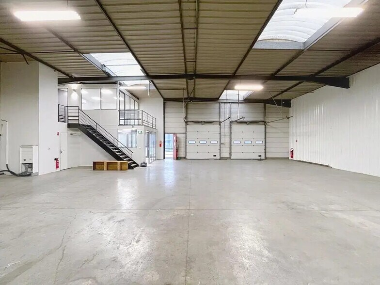 15 Avenue De Montmartin, Corbas à louer - Photo de l’immeuble – Image 2 sur 36