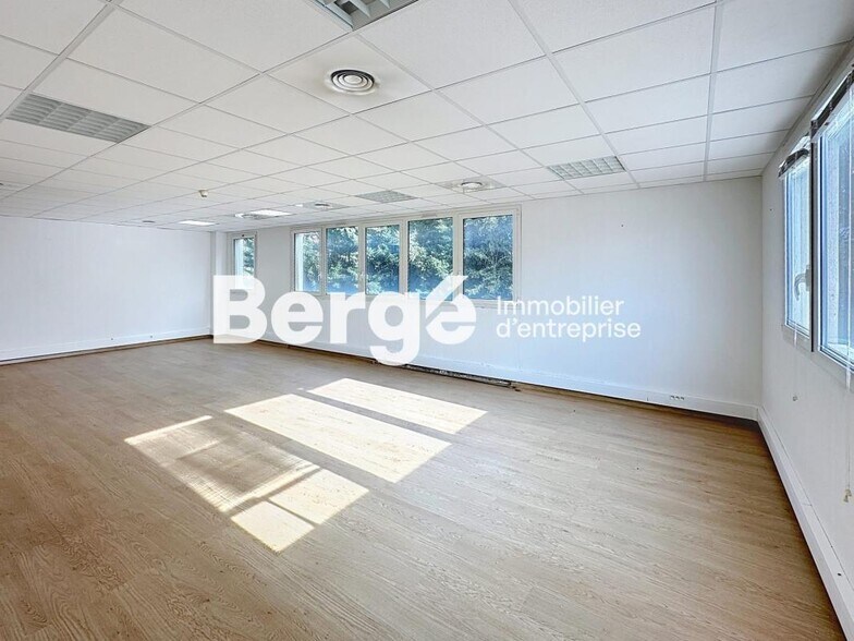 Bureau dans Mougins à louer - Photo de l’immeuble – Image 2 sur 7