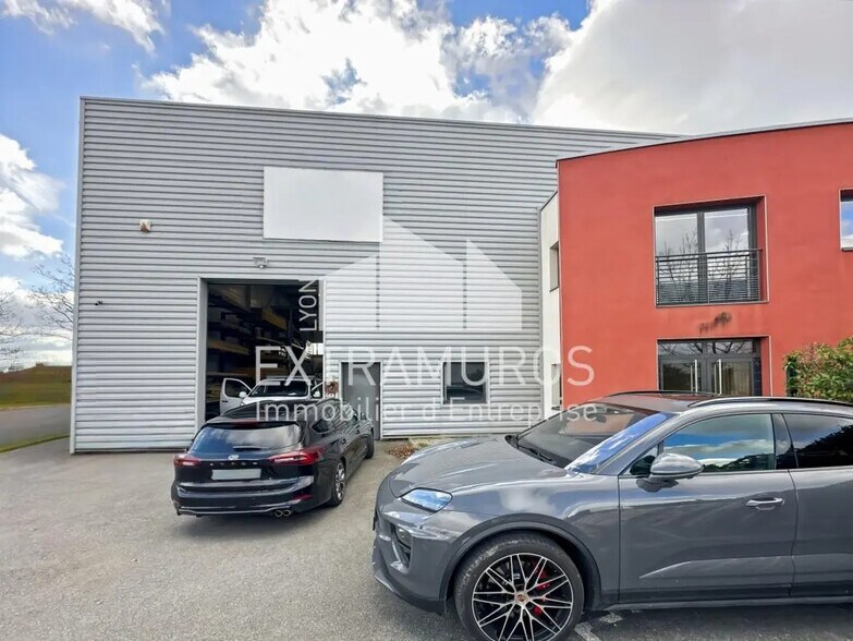 Local d'activités dans Saint-Genis-les-Ollières à vendre - Photo de l’immeuble – Image 2 sur 13