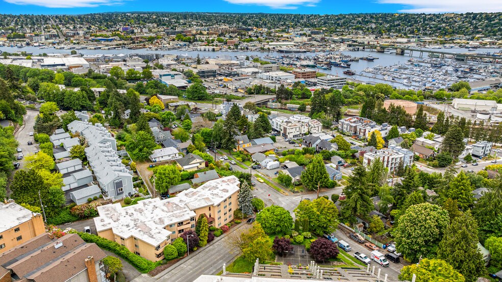 2410 W Manor Pl, Seattle, WA à vendre - Photo de l’immeuble – Image 2 sur 7