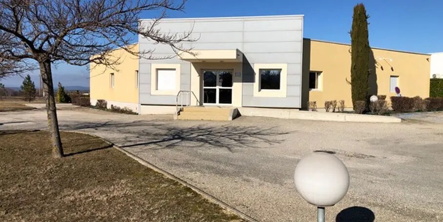 Local d’activités dans Valréas à louer - Photo de l’immeuble – Image 2 sur 5