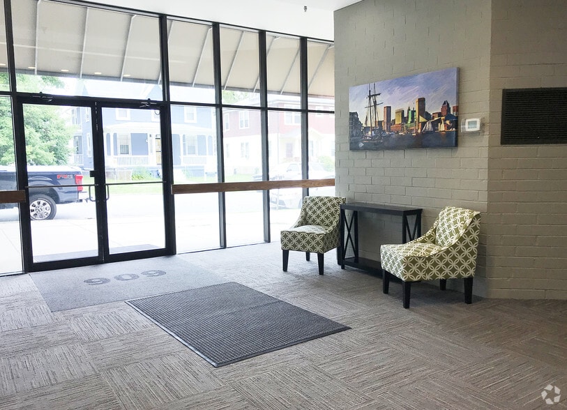 606 Baltimore Ave, Towson, MD à vendre - Hall d’entrée – Image 3 sur 11