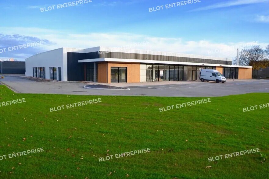 Local commercial dans Baud à louer - Photo de l’immeuble – Image 3 sur 4
