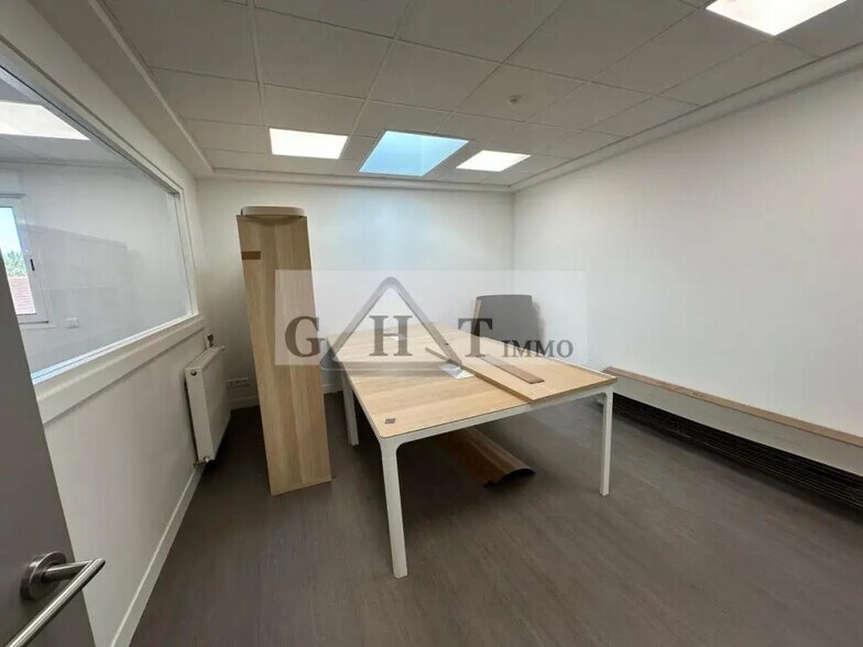Bureau dans Montgeron à louer - Photo de l’immeuble – Image 3 sur 3