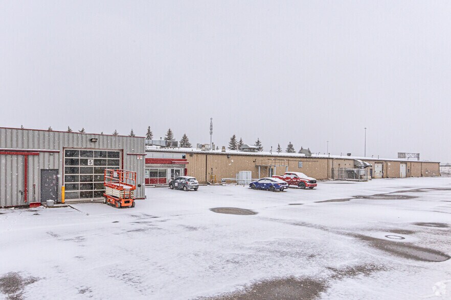 7720 17 St NW, Edmonton, AB à louer - Photo de l’immeuble – Image 3 sur 4