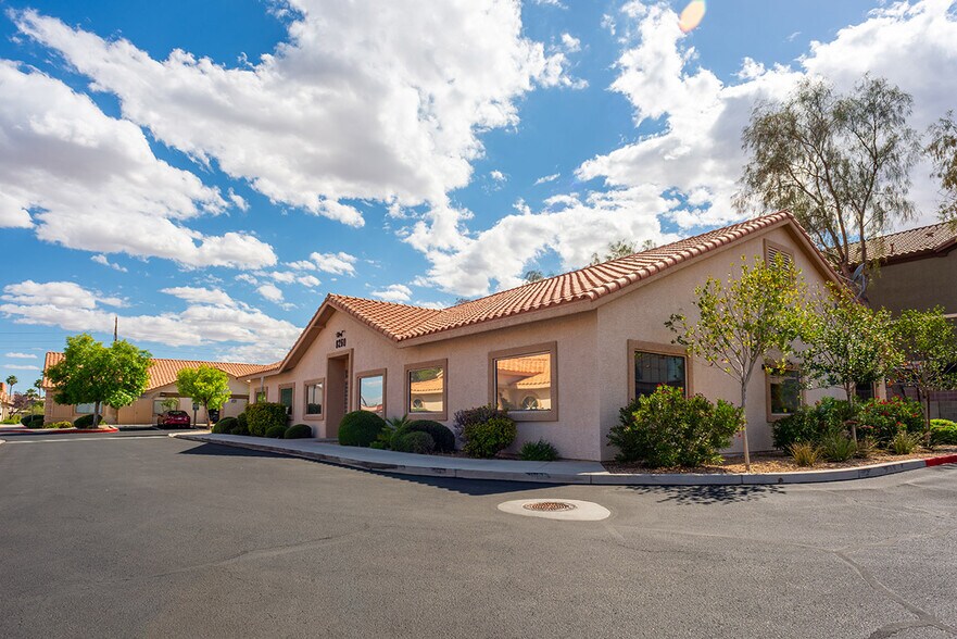 8260 W Charleston Blvd, Las Vegas, NV à louer - Photo de l’immeuble – Image 2 sur 7