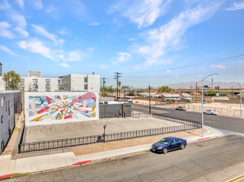 818 Stewart Ave, Las Vegas, NV à louer - Photo de l’immeuble – Image 3 sur 17