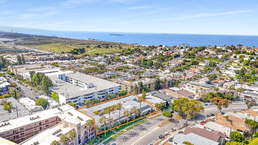 8324 W Manchester Ave, Playa Del Rey, CA à vendre - Aérien – Image 2 sur 3