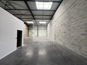 Local d’activités dans Corbas à louer Photo de l’immeuble– Image 2 sur 3