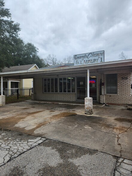 702 W Willis St, Alvin, TX à vendre - Photo de l’immeuble – Image 2 sur 8