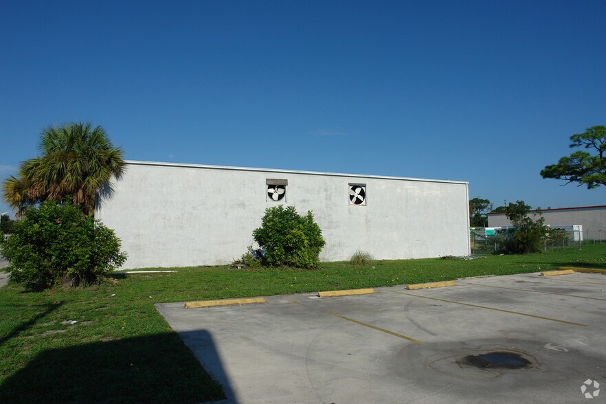 2610 Orange Ave, Fort Pierce, FL à louer - Photo de l’immeuble – Image 3 sur 30