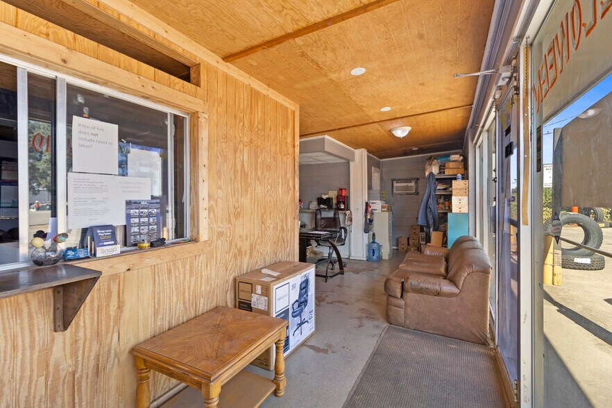 611 TX-75, Willis, TX à louer - Photo de l’immeuble – Image 2 sur 13