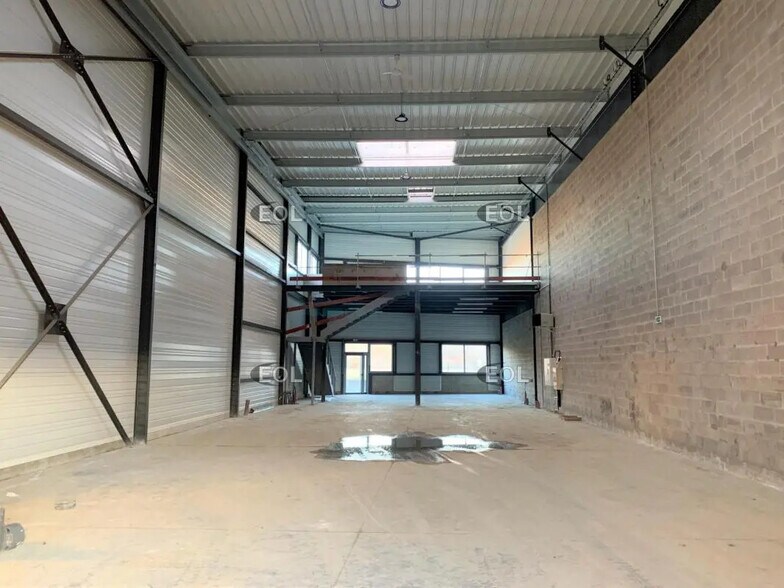 Local d'activités dans Moissy-Cramayel à vendre - Photo de l’immeuble – Image 2 sur 2