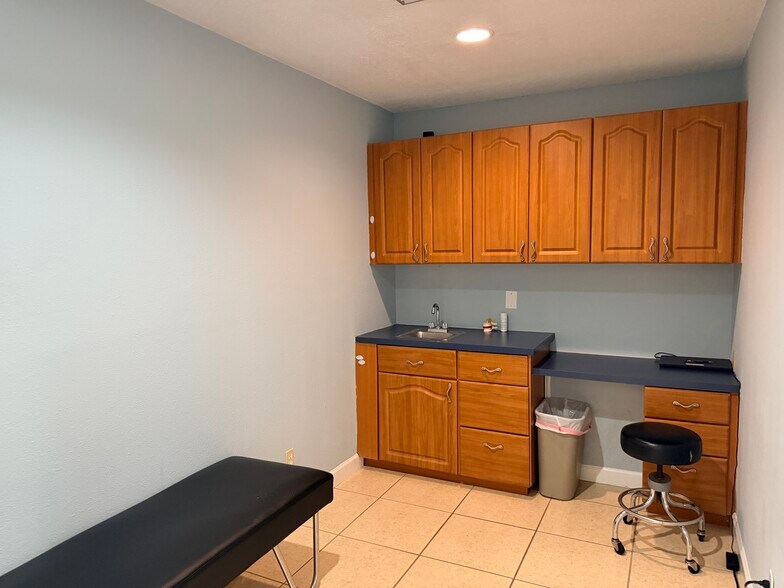 2200 W Bay Dr, Largo, FL à vendre - Photo de l’immeuble – Image 2 sur 10