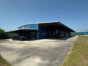 12630 US-59, Splendora, TX à louer Photo de l’immeuble– Image 1 sur 15