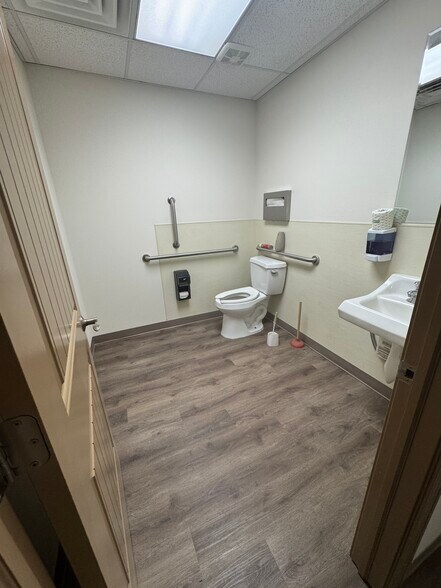 5628 W Clearwater Ave, Kennewick, WA à louer - Photo de l’immeuble – Image 3 sur 12