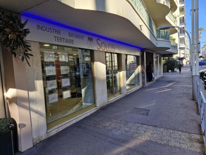 Local commercial dans Cagnes-sur-Mer à louer - Photo de l’immeuble – Image 2 sur 9