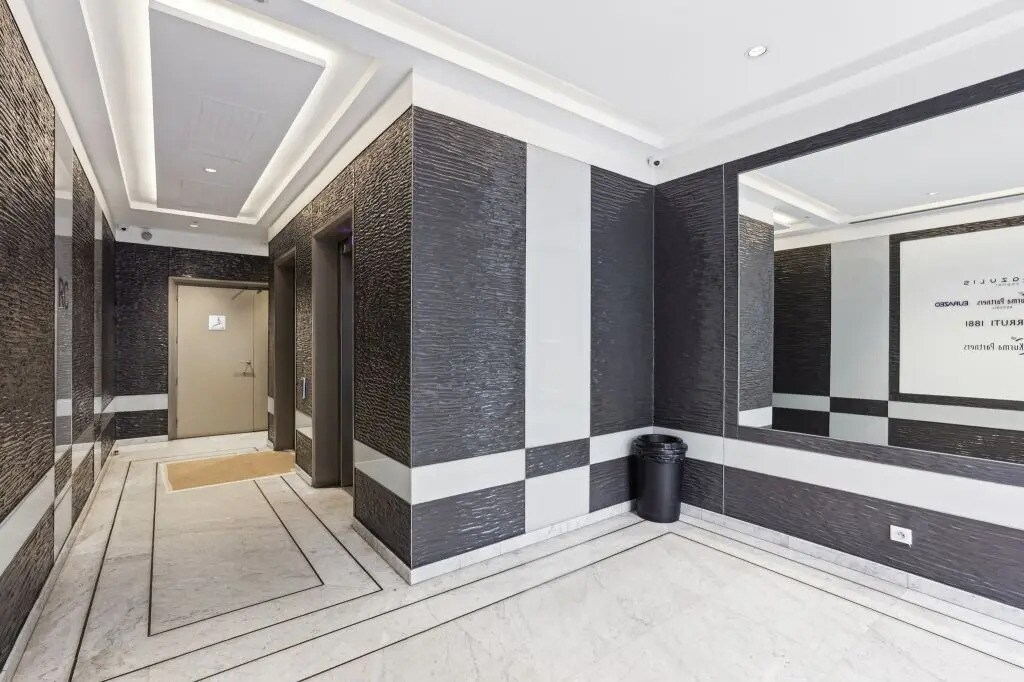 24 rue Royale, Paris à louer Photo de l’immeuble– Image 1 sur 8