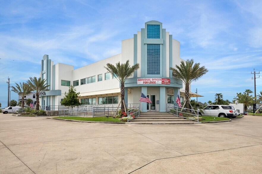 101 Tiki Dr, Tiki Island, TX à vendre - Photo de l’immeuble – Image 3 sur 14
