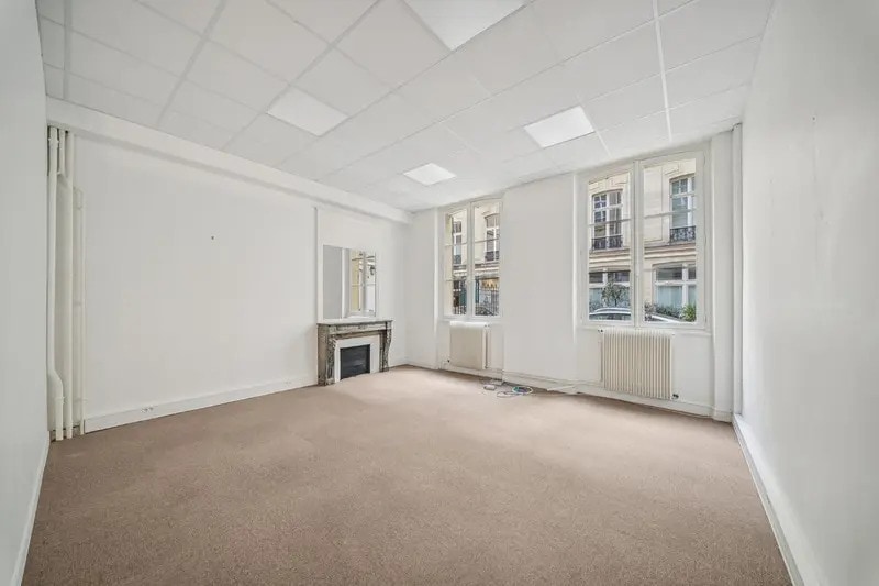 6 Rue Lincoln, Paris à louer - Photo de l’immeuble – Image 3 sur 9