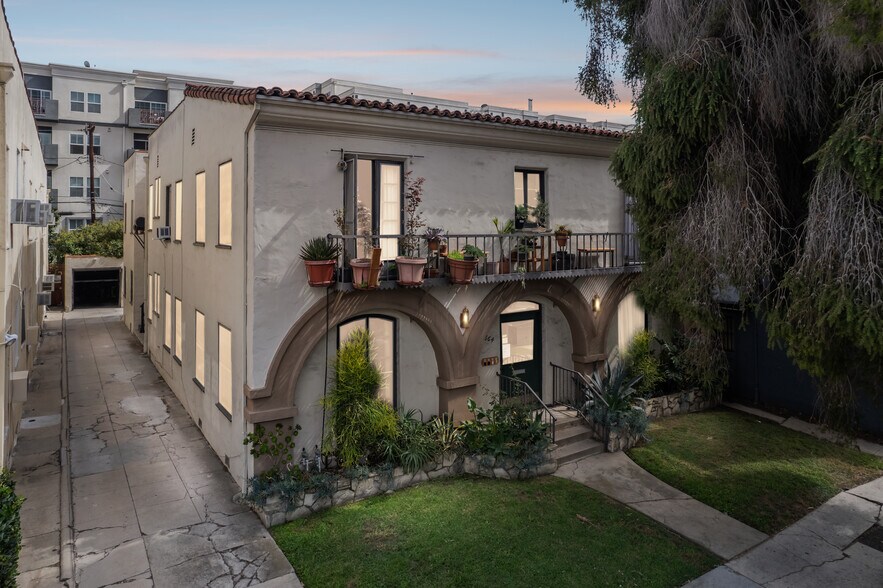 664 S Cloverdale Ave, Los Angeles, CA à vendre - Photo de l’immeuble – Image 2 sur 9