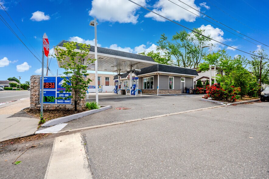 566 Fulton St, Farmingdale, NY à vendre - Photo de l’immeuble – Image 3 sur 8