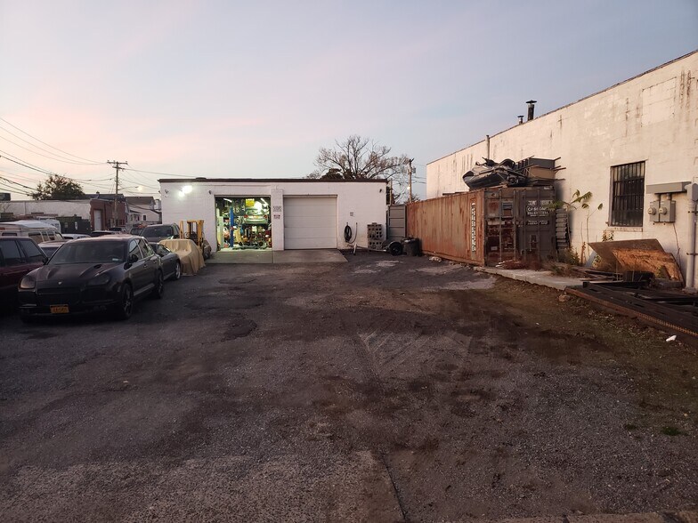 111 Albany Ave, Freeport, NY à vendre - Photo de l’immeuble – Image 3 sur 8