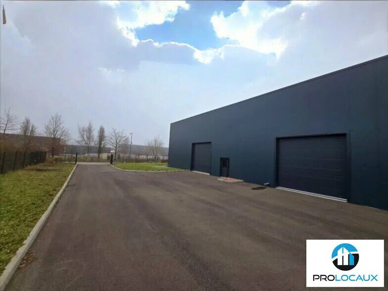 Local d'activités dans Flixecourt à vendre - Photo de l’immeuble – Image 3 sur 5