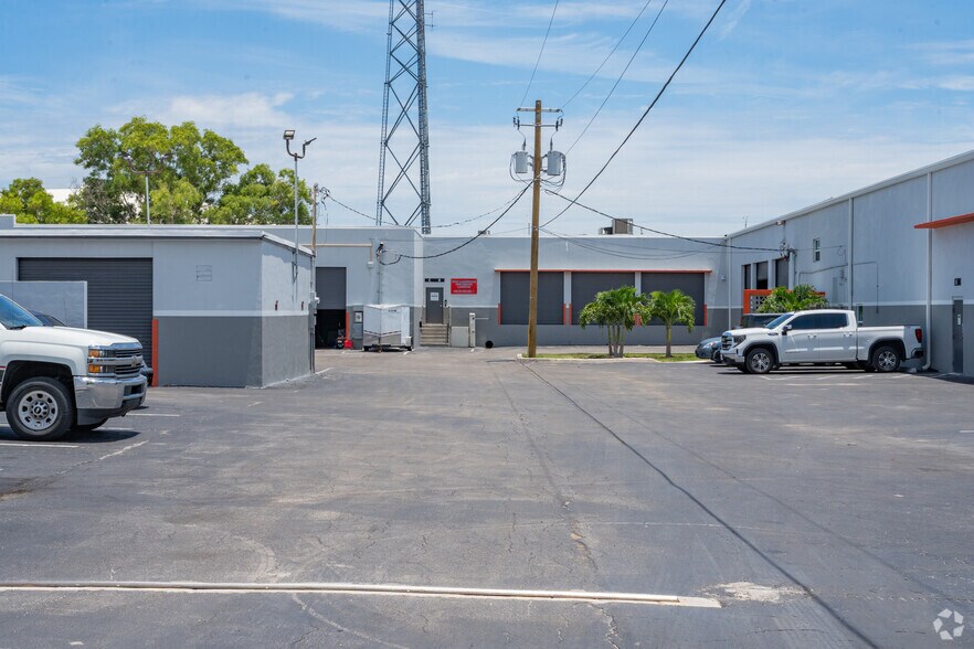 4128 NW 10th Ave, Oakland Park, FL à louer - Photo de l’immeuble – Image 1 sur 11