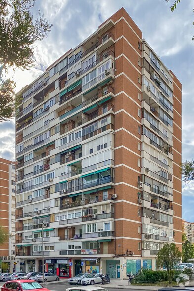 Immeuble residentiel dans Madrid, Madrid à vendre - Photo de l’immeuble – Image 2 sur 3