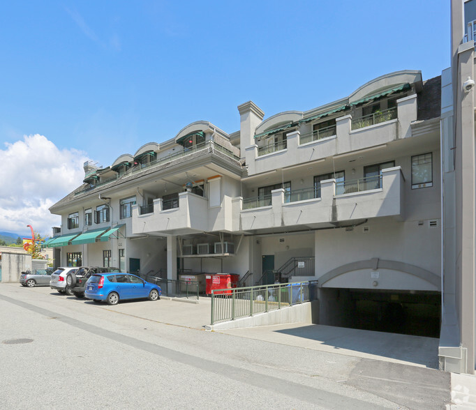 3065-3069 Edgemont Blvd, North Vancouver, BC à vendre - Photo de l’immeuble – Image 2 sur 4
