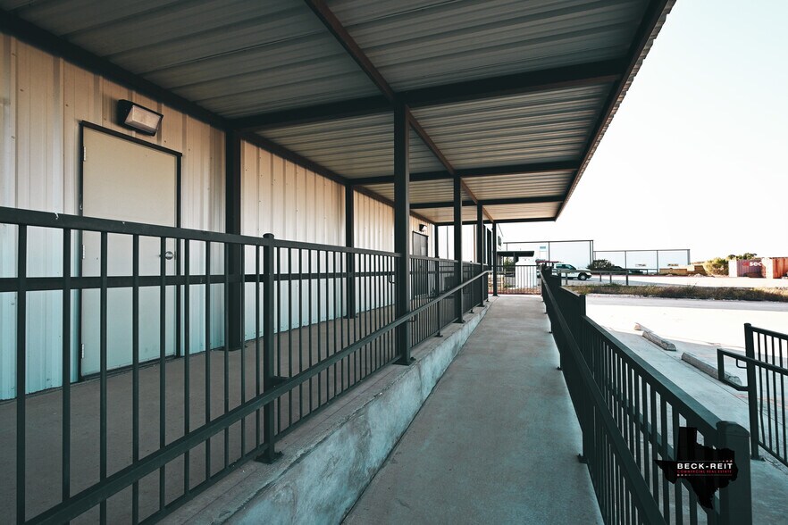 12955 WRIGHT, Creedmoor, TX à vendre - Photo de l’immeuble – Image 3 sur 35