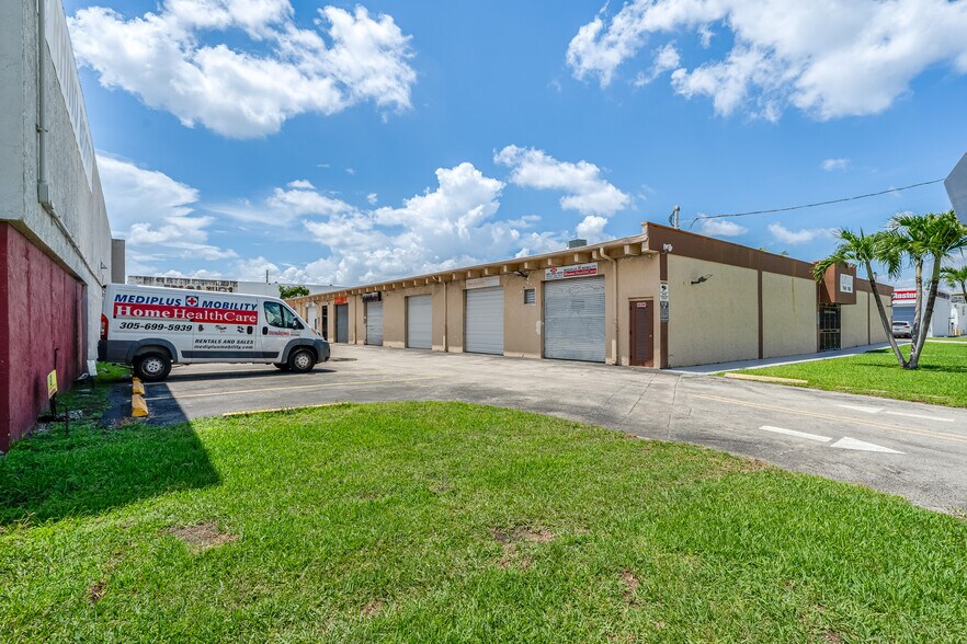 7440-7458 NW 8th St, Miami, FL à louer - Photo de l’immeuble – Image 2 sur 5