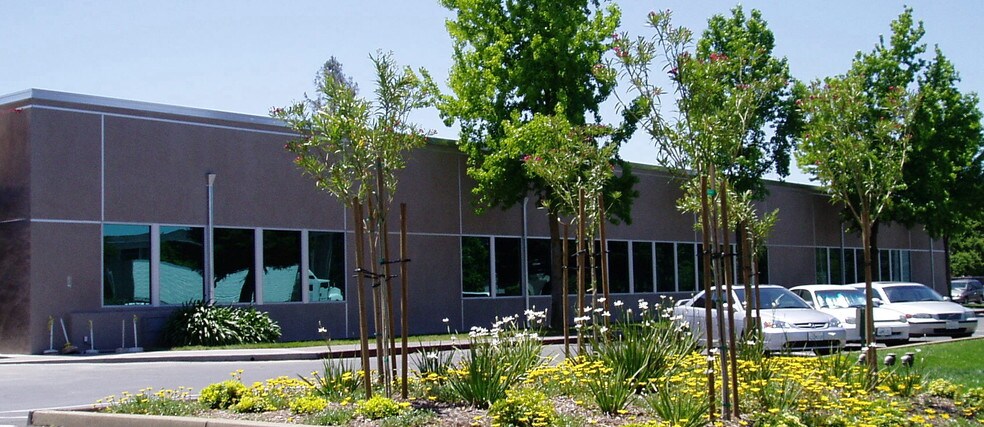 9738 Lincoln Village Dr, Sacramento, CA à louer - Photo de l’immeuble – Image 3 sur 10