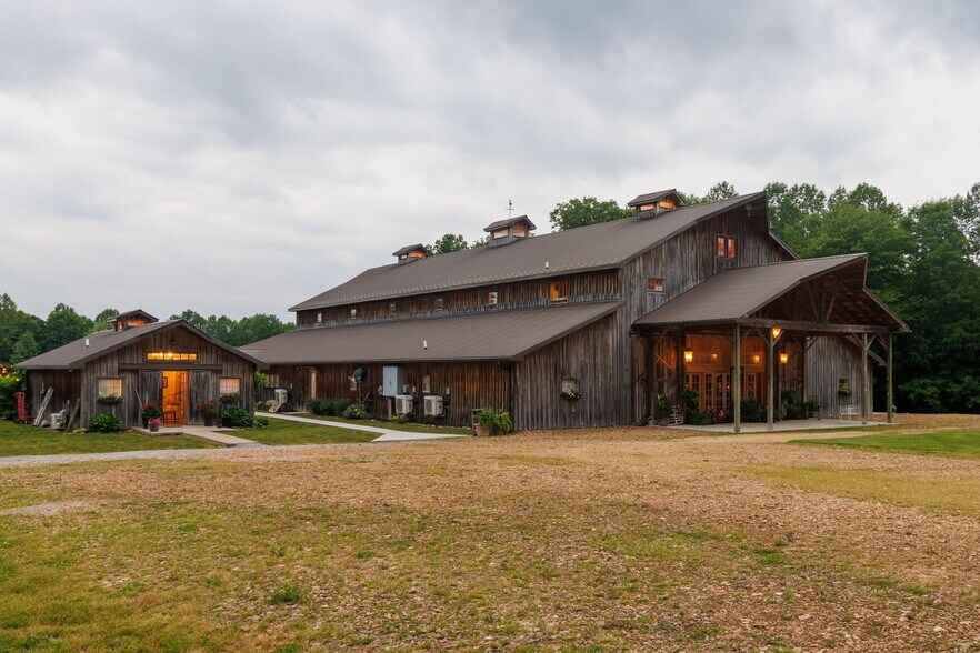 6863 E Highway 80, Russell Springs, KY à vendre - Photo principale – Image 1 sur 77