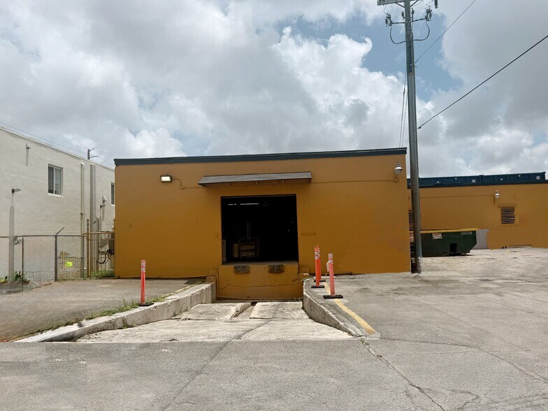 3750 NW 43rd St, Hialeah, FL à louer - Photo de l’immeuble – Image 3 sur 13