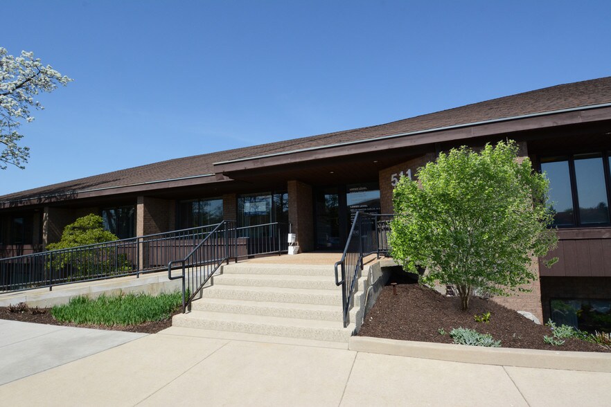 511-515 Thornhill Dr, Carol Stream, IL à louer - Photo de l’immeuble – Image 1 sur 41