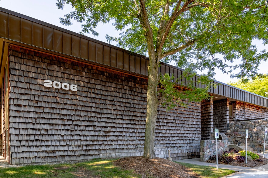 2000 Hogback Rd, Ann Arbor, MI à louer - Photo de l’immeuble – Image 3 sur 27