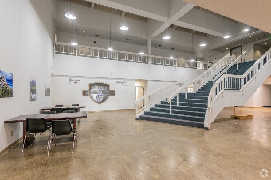 4300-4356 Caterpillar Rd, Redding, CA à vendre - Photo intérieure – Image 2 sur 31