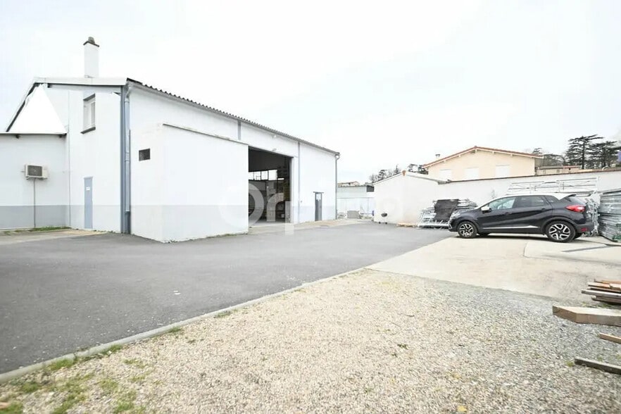 Local d’activités dans Grigny à louer - Photo de l’immeuble – Image 1 sur 12